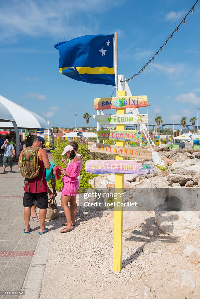 Señal de bienvenida en varios idiomas en Curacao