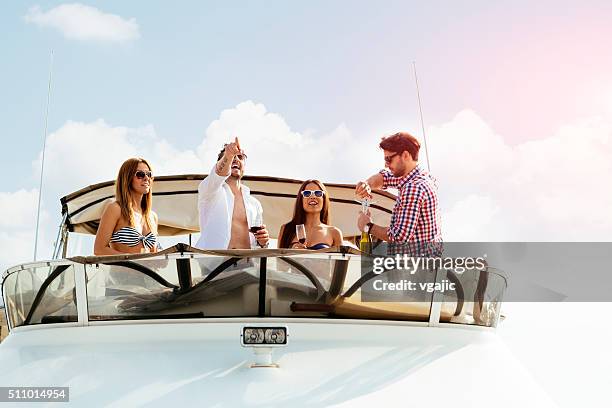 junge menschen drive yacht und spaß haben. - motoryacht stock-fotos und bilder