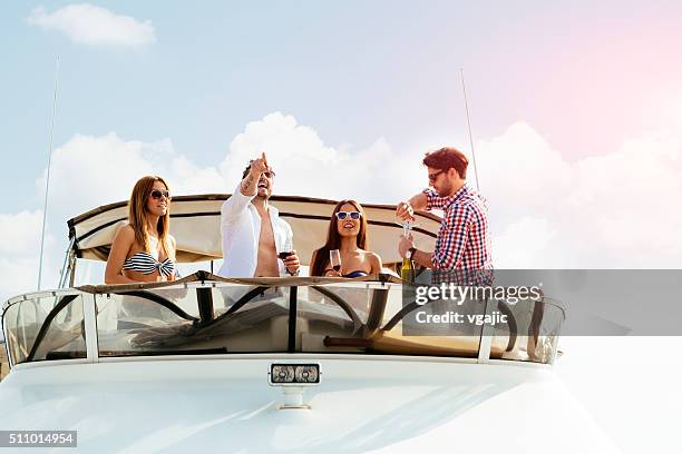 junge menschen drive yacht und spaß haben. - motorjacht stock-fotos und bilder