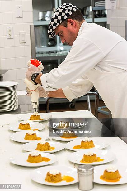 preparação de sobremesas - pudim-de-leite imagens e fotografias de stock