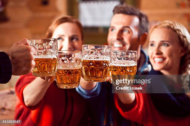 friends toasting with beer - après ski stockfoto's en -beelden