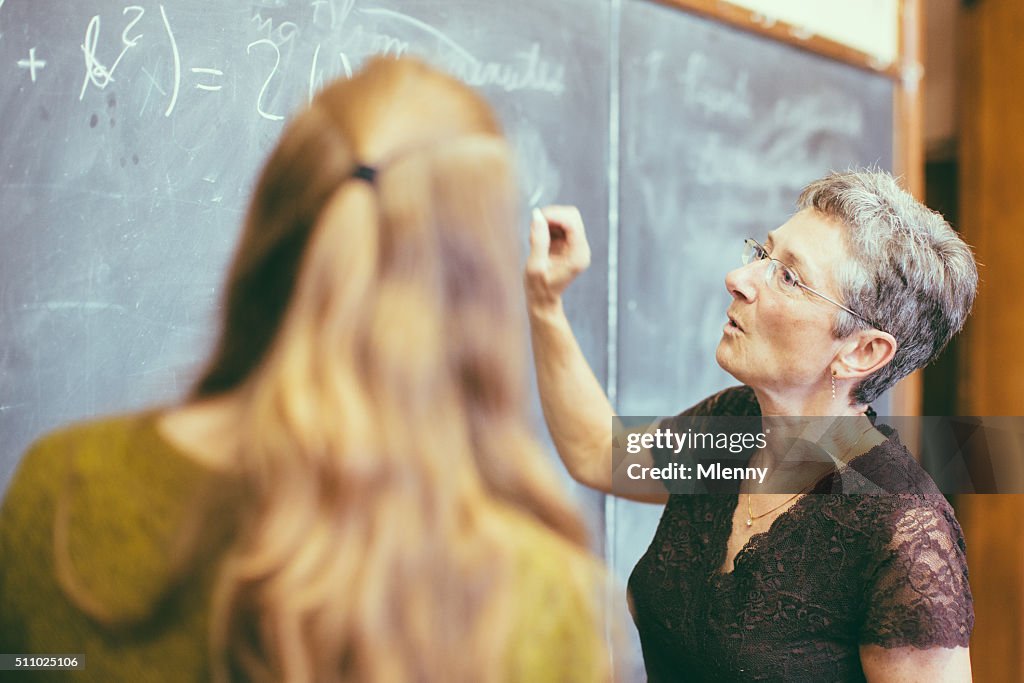 Lehrer auf Tafel Lehren Studentin