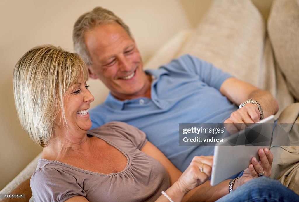 Paar mit einem tablet computer