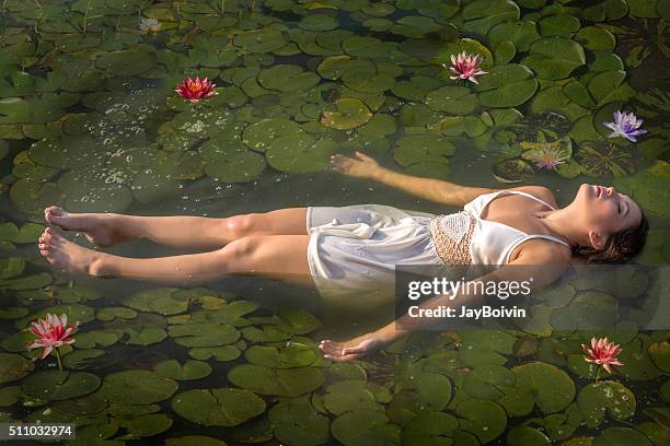 ophelia - drowning victim fotos stockfoto's en -beelden