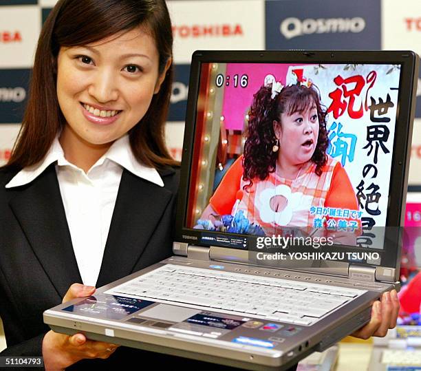 Japan's electronics giant Toshiba unveils its new laptop computer "Qosmio" at the company's headquarters in Tokyo, 22 July 2004. The "Qosmio" is...