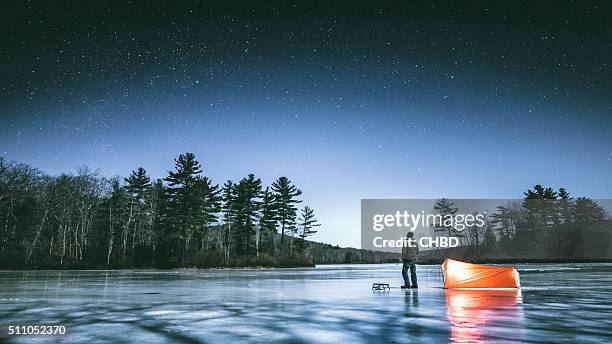 winter stargazing in connecticut - frozen man stockfoto's en -beelden