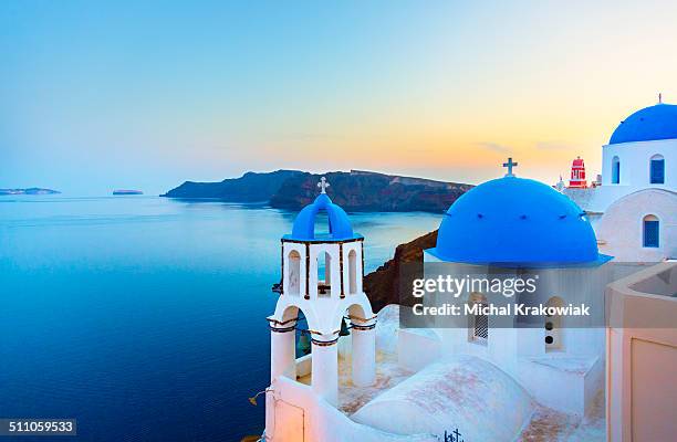 iglesia en oia en la isla de santorini, grecia - greece city fotografías e imágenes de stock