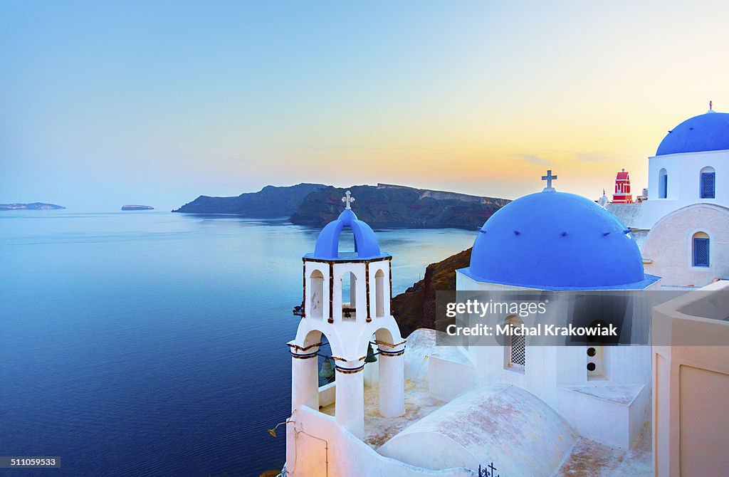 Igreja em Oia na Ilha de Santorini, Grécia