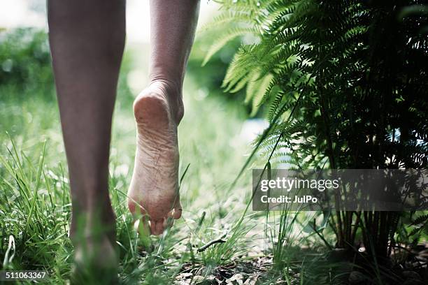 descalço - barefoot woman - fotografias e filmes do acervo