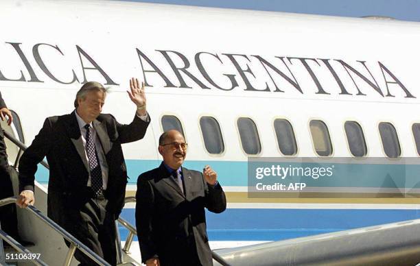 El presidente Nestor Kirchner saluda a su arribo al aeropuerto de Tarija el 22 de julio de 2004. Kirchner visita Bolivia para firmar un acuerdo de...