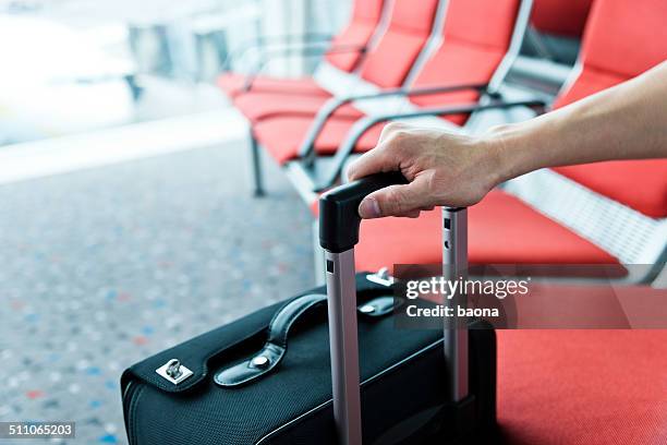 mannes hand mit koffer - handle stock-fotos und bilder
