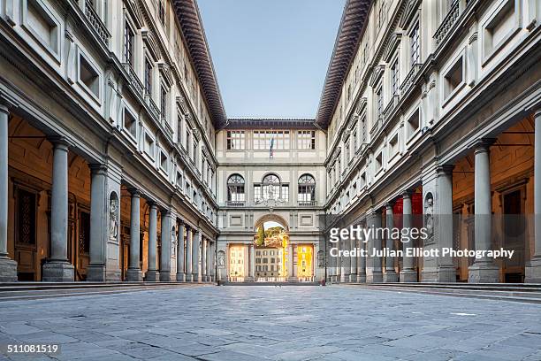 the uffizi gallery in florence, italy - courtyard 個照片及圖片檔