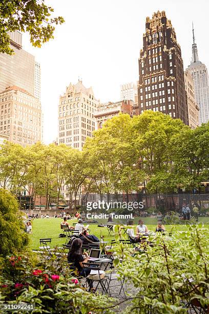 i turisti in bryant park, new york city - bryant park foto e immagini stock