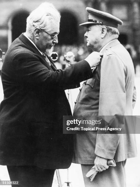 French President Paul Ramadier awards the medaille Militaire to former British prime minister Winston Churchill , 12th May 1947.