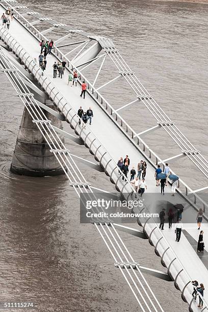 turisti e pedoni a piedi attraverso il ponte millennio ponte, londra, regno unito - millennium bridge londra foto e immagini stock