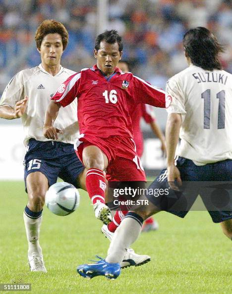 Thailand's Joemdee Sakda tries to get past Japan's Suzuki Takayuki