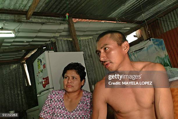 Nicolas Berrios y Pilar Caceres conversan el 21 de julio de 2004 en su casa ubicada en el sector conocido como las "Cuencas de Guarari", en la zona...