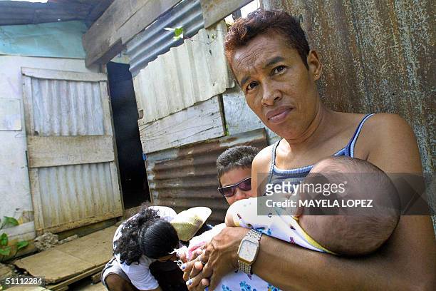 La nicarag?ense Vilma Martinez arrulla a su nieto Romel Mojica el 23 de julio de 2004 frente a su casa ubicada en el sector conocido como "Cuencas de...