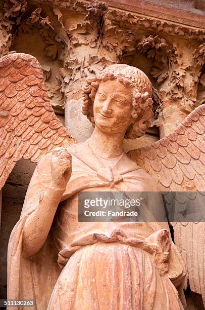 smiling angel of reims cathedral - reims cathedral fotografías e imágenes de stock