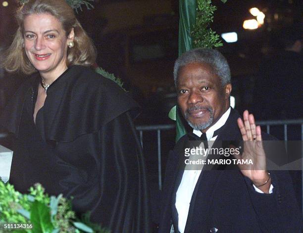 Secretary General Kofi Annan and wife Nane enter the Plaza Hotel to attend the wedding of Michael Douglas and Catherine Zeta-Jones, 18 November 2000,...