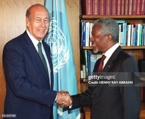 Former French President Giscard d'Estaing meets with the United Nations Secretary General Kofi Annan 14 September 1999 at the UN.