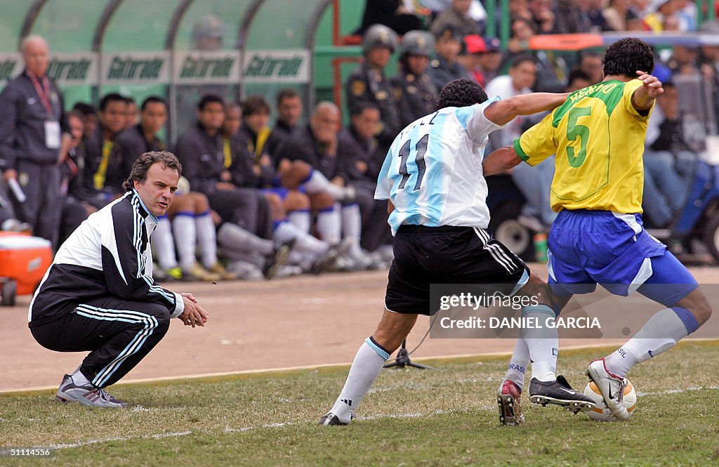 Argentine coach Marcelo Bielsa (L) watch