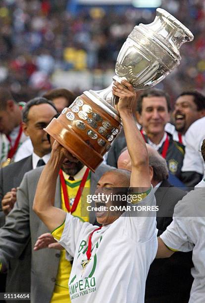 Brazil's team captain Alex de Souza holds the Copa America 2004 trophy, 25 July 2004, after defeating Argentina by 6-4 by penalty shootout in the...