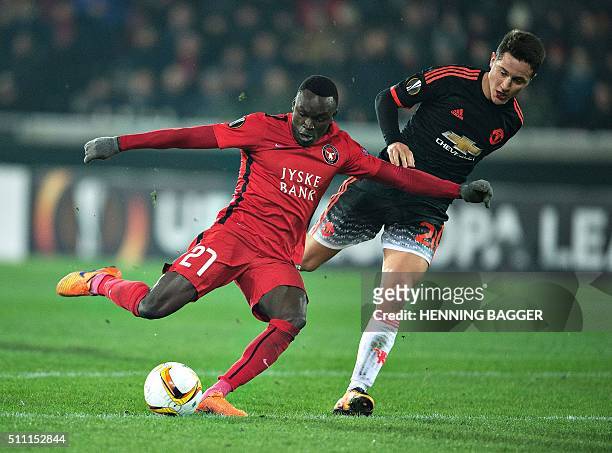Midtjylland's forward Pione Sisto scores the 1-1 goal past Manchester United's Spanish midfielder Ander Herrera during the UEFA Europa League Round...