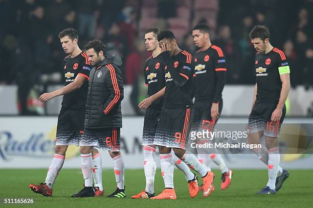 Manchester United players show their dejection after their 1-2 defeat in the UEFA Europa League round of 32 first leg match between FC Midtjylland...