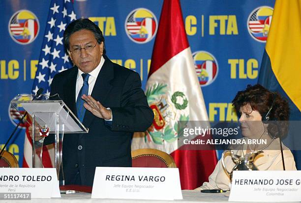 El presidente de Peru. Alejandro Toledo , junto a Regina Vargo, jefa del equipo negociador de Estados Unidos, pronuncia el discurso inaugural De la...