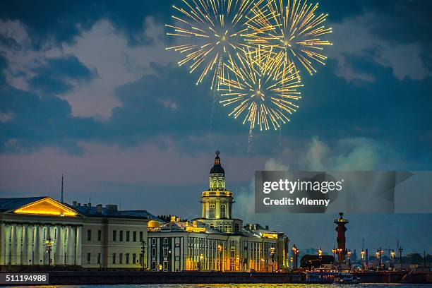 saint petersburg feuerwerk newa, russland - st petersburg russia stock-fotos und bilder