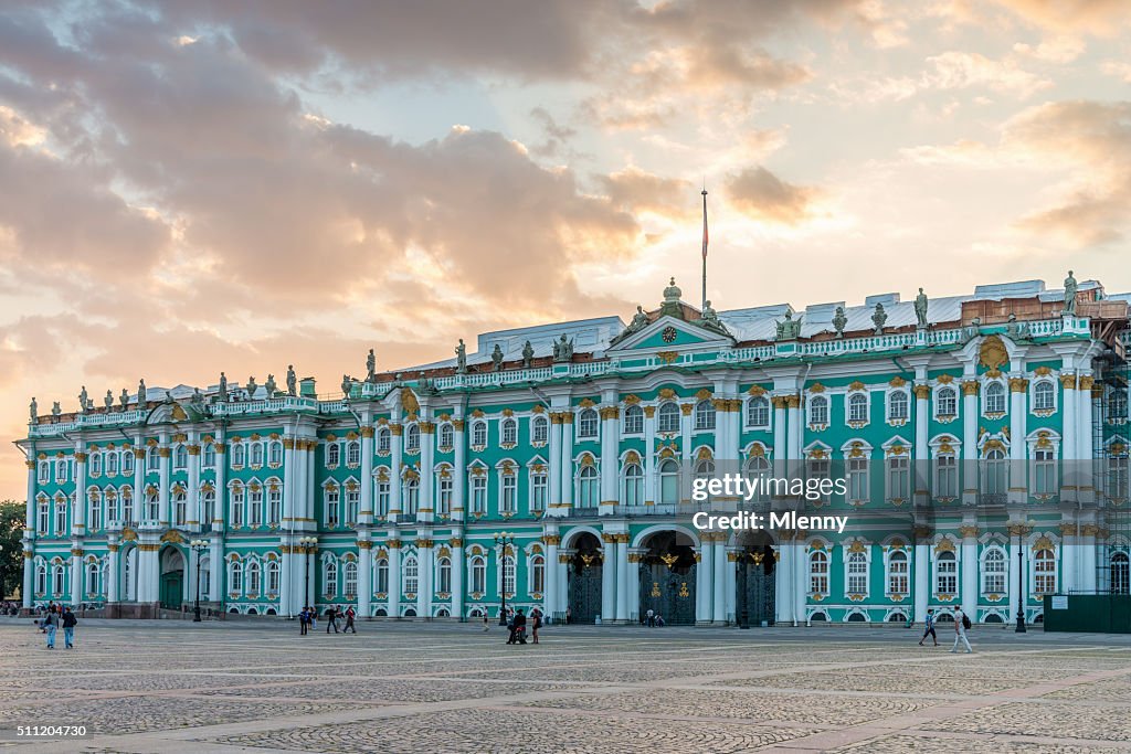 St. Peterburg palacio de invierno Twilght de verano, Rusia