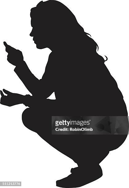 ilustraciones, imágenes clip art, dibujos animados e iconos de stock de mujer ponerse en cuclillas observando a teléfono inteligente - agacharse