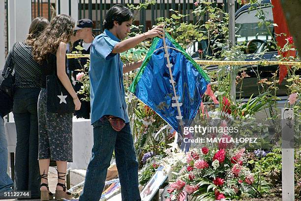 Un joven coloca un papalote el 28 de julio de 2004 frente a la Embajada de Chile, al este de San Jose, donde ayer martes murieron tres funcionarios a...