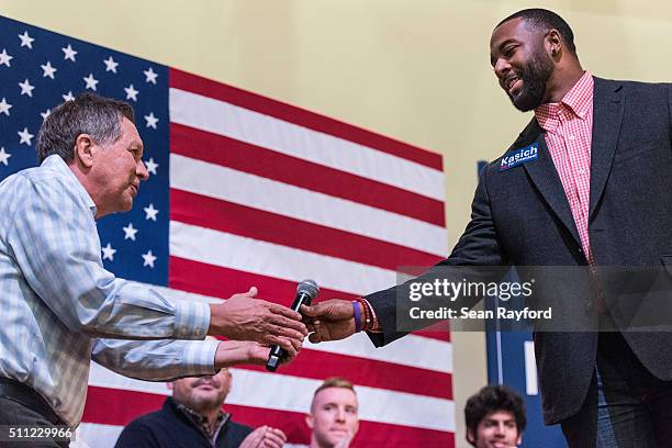 Former Clemson quarterback Tajh Boyd hands off the microphone to Republican presidential candidate John Kasich at a town hall meeting at the...