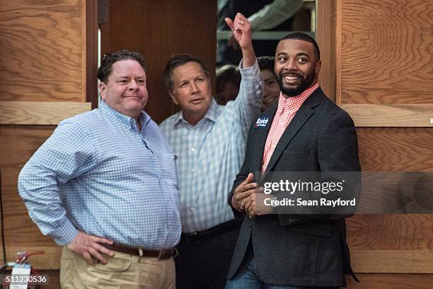 Former Clemson quarterback Tajh Boyd and Republican presidential candidate John Kasich await introductions at a town hall meeting at the university...