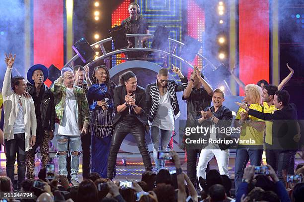 Carlos Vives performs onstage during Univision's 28th Edition of Premio Lo Nuestro A La Musica Latina on February 18, 2016 in Miami, Florida.