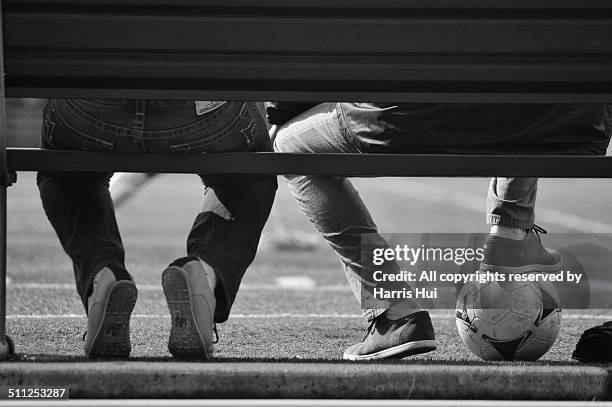 watching soccer game - supporter foot fotografías e imágenes de stock