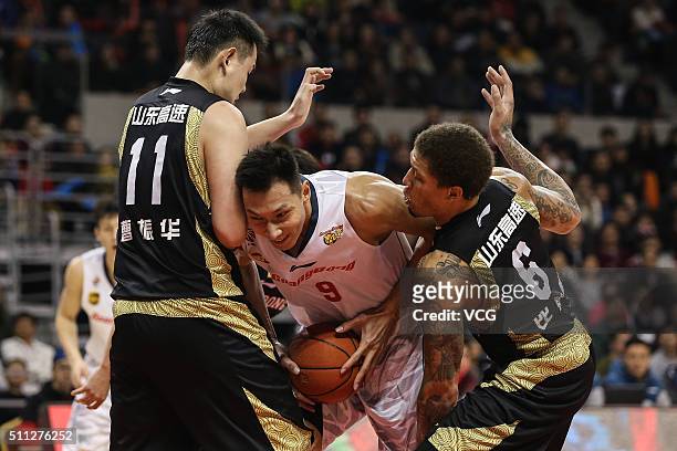 Michael Beasley of Shandong Golden Stars defends against Yi Jianlian of Guangdong Southern Tigers during the Chinese Basketball Association 15/16...