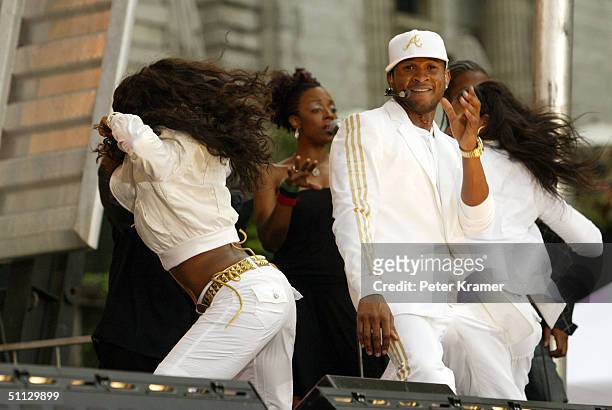 Singer Usher performs onstage on the Good Morning America Summer Concert Series July 30, 2004 in New York City.