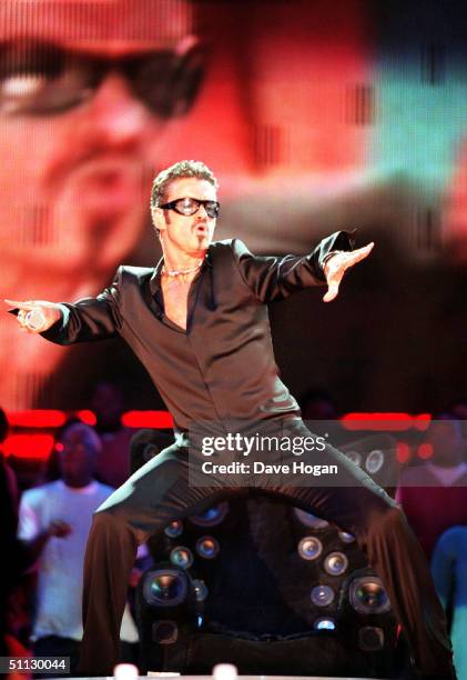 George Michael Instruments 5,434 George Michael In Concert Stock Photos, High-Res Pictures, and ...