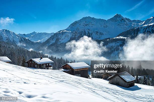 winter landschaft mit ski-lodge in den österreichischen alpen - hütte stock-fotos und bilder