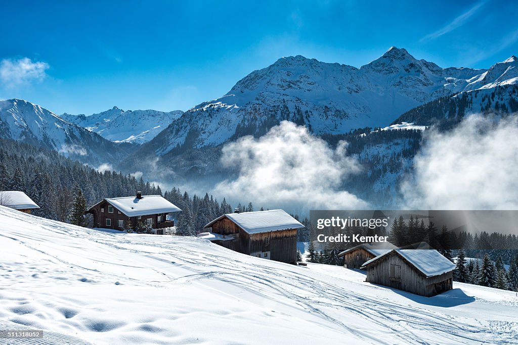 Esquí en invierno paisaje con alojamiento en austríaco alpes