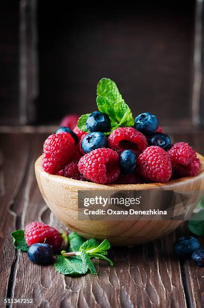 fresh sweet raspberry and bluberry - bluberry imagens e fotografias de stock