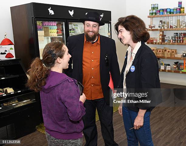 Eliel Safran and her father Joshua Safran of California talk with actress Gaby Hoffmann as she campaigns for Democratic presidential candidate Sen....