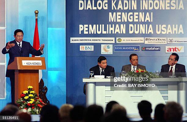 Indonesian presidential front runner candidate Susilo Bambang Yudhoyono speaks at a businesses recovery dialogue in Jakarta 02 August 2004, while...