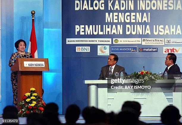 Indoensia President Megawati Sukarnoputri delivers her speech during a businesses recovery dialogue in Jakarta 02 August 2004, while MS Hidayat and...