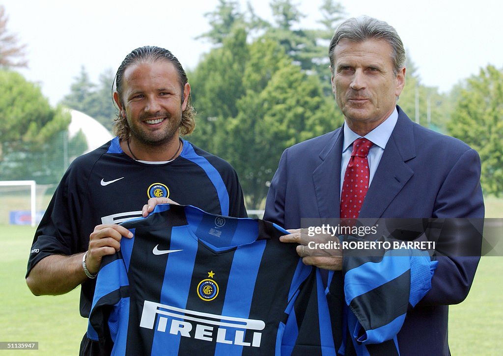 Croatian defender Sinisa Mihajlovic (L)