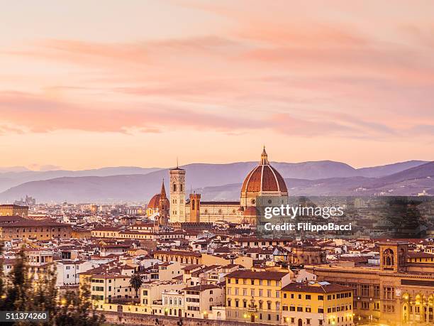 von florenz kathedrale und die skyline bei sonnenuntergang - florenz italien stock-fotos und bilder