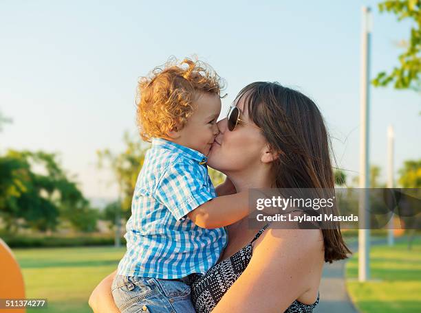 kissing mommy - beso en la boca fotografías e imágenes de stock